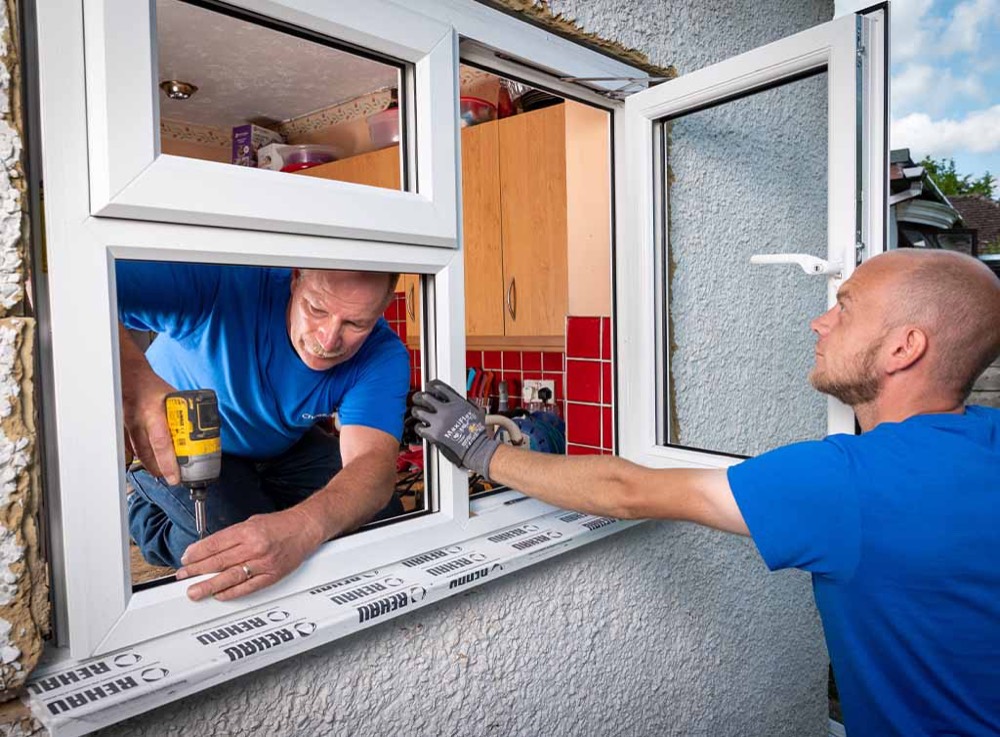 Vakmannen plaatsen nieuwe ramen op maat in een woning